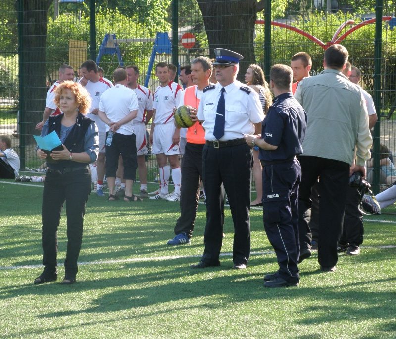 Mecz Niebiesko – Czarni – 19-05-2012 Policjanci kontra Księża – śpiewał Wojtek Korda